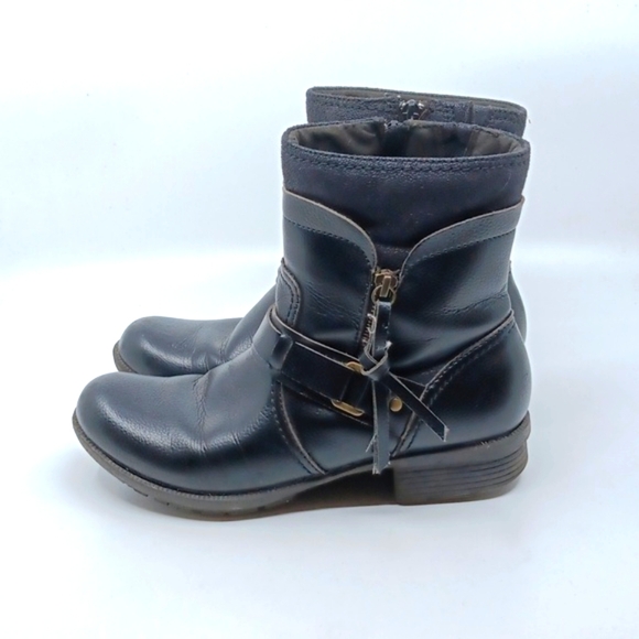 Clarks Black Ankle Boots W/ Dual Zipper Design - Picture 9 of 13
